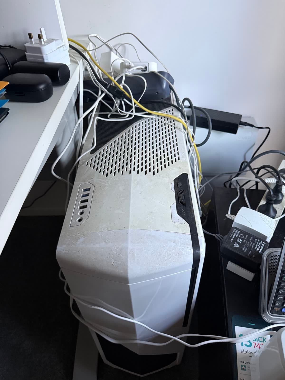 White Full-Tower PC Case photo 2